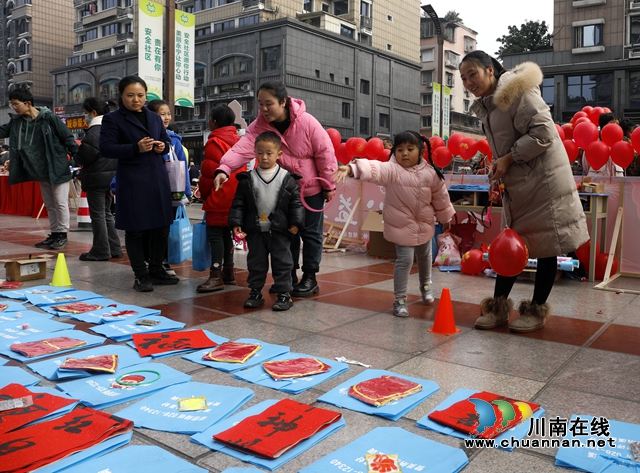 市民群众玩“圈住幸福”游戏。王超明 摄 (1).jpg