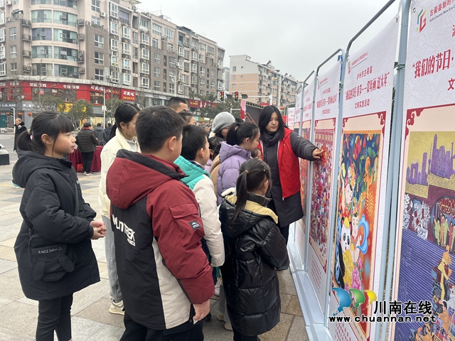 志愿者为前来观赏年画的小朋友讲解年画内容.jpg