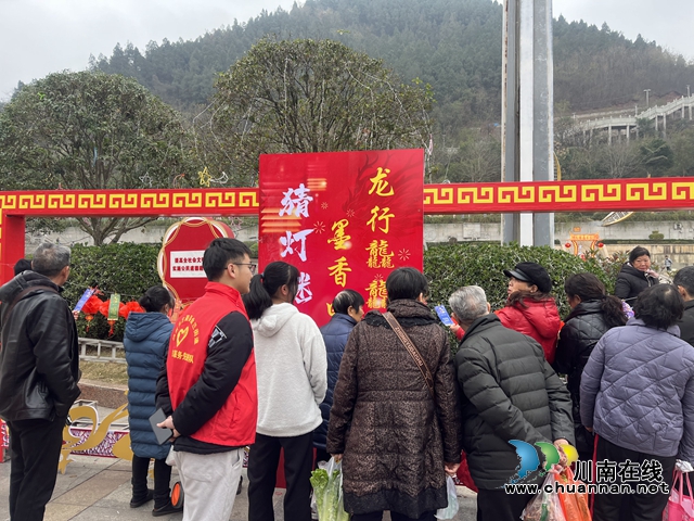 参与猜灯谜的群众们.jpg