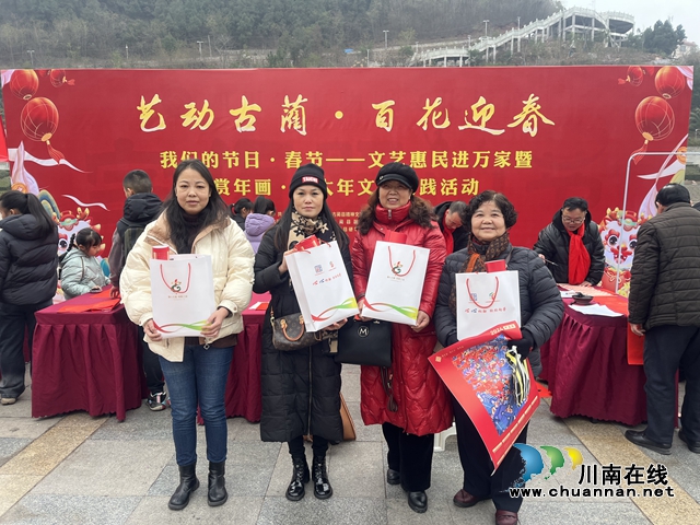 获得年画礼包的群众.jpg