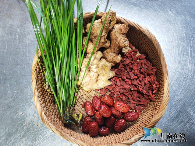 熬制鸡汤的香料（曾佐然摄）.jpg