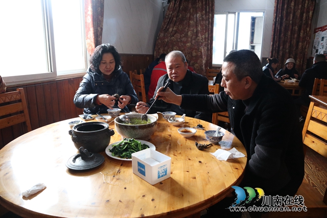 市民吃鸡汤（辛宇摄）.jpg