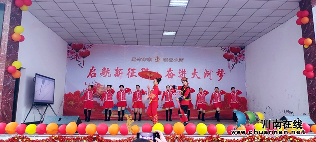 唱村歌 奖先进 发红包|纳溪区大河村“春晚”热闹又暖心!(图2) 图2:表演《龙船调》.jpg