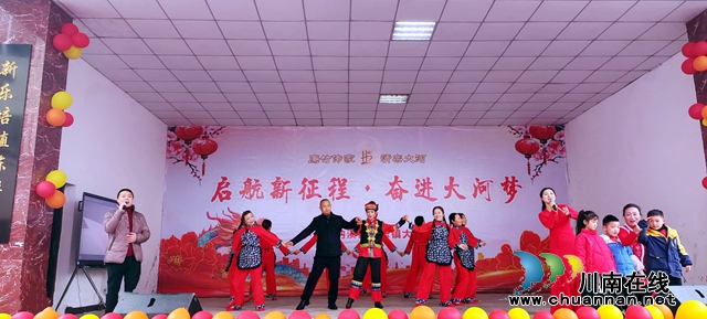 唱村歌 奖先进 发红包|纳溪区大河村“春晚”热闹又暖心!(图4) 图4:齐声唱响《大河欢歌》.jpg