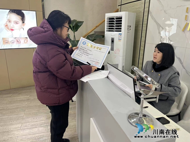 图为执法人员正在生活美容场所.jpg
