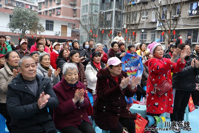 现场观众热烈鼓掌.JPG