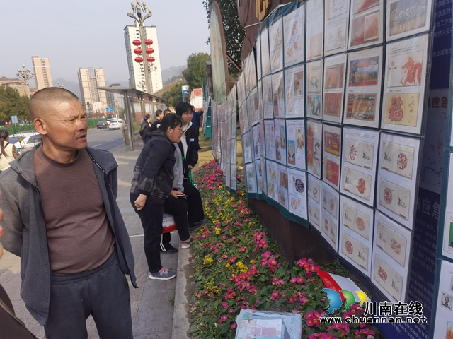 观众观看邮展.jpg