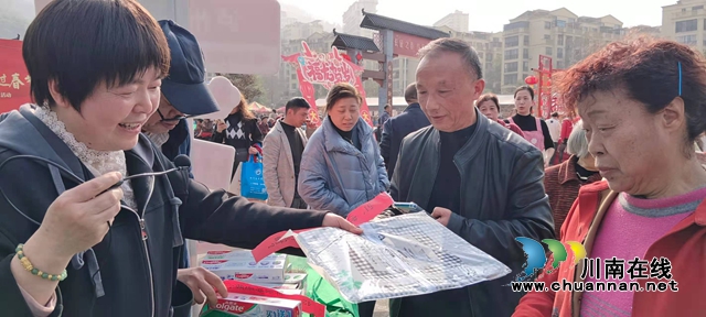 观众获得新春礼品.jpg
