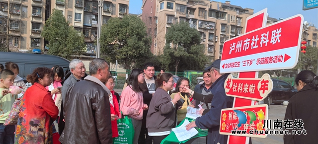 观众正在回答集邮问答题.jpg