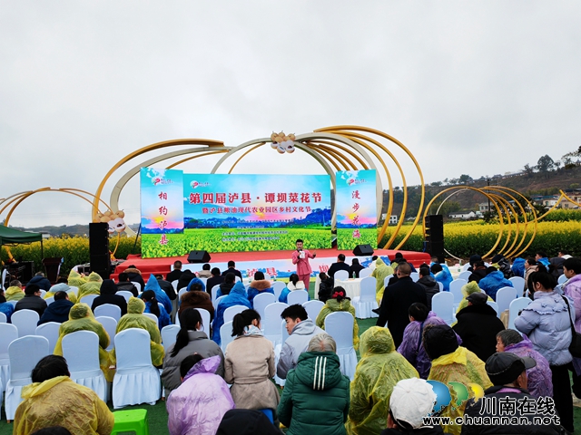 相约泸县 漫步花海丨第四届泸县谭坝菜花节暨泸县粮油现代农业园区乡村文化节开幕(图1) 歌手唐小宝演唱《记得还有我》(曾佐然摄).jpg