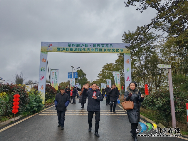 相约泸县 漫步花海丨第四届泸县谭坝菜花节暨泸县粮油现代农业园区乡村文化节开幕(图4) 市民前来游玩(曾佐然摄).jpg