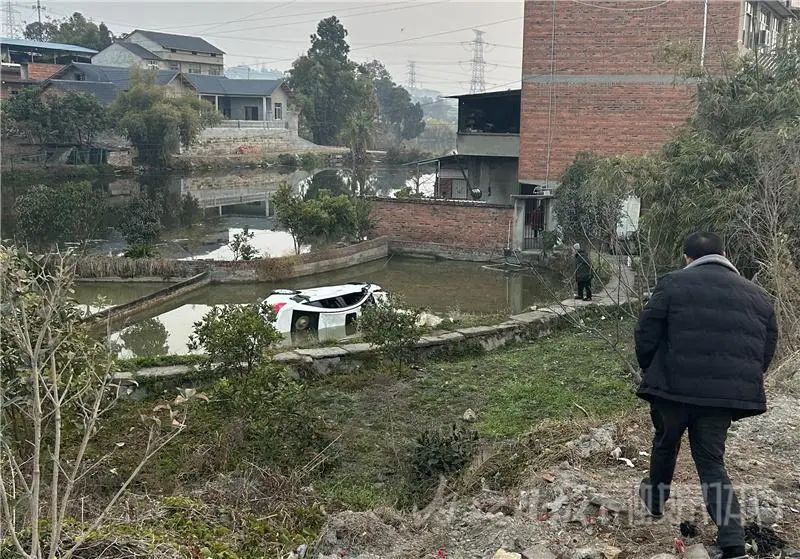 感动！资中一轿车“冲”进池塘，十余群众跳水救出被困驾驶员——