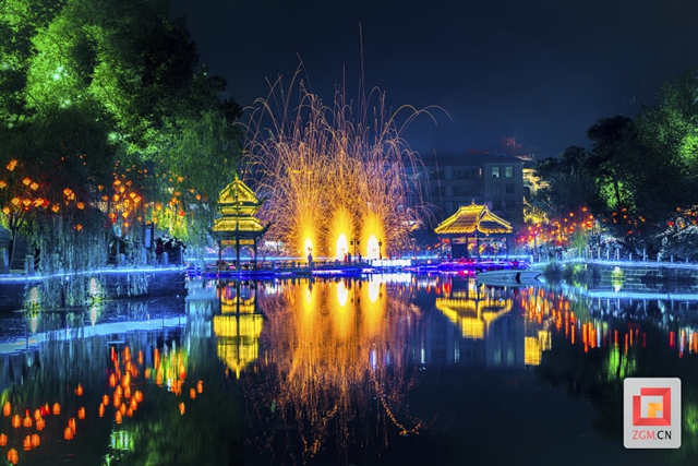 【寻迹 | 盐都非遗】“1600℃的炫丽”绽放夜空——富顺长滩打铁花