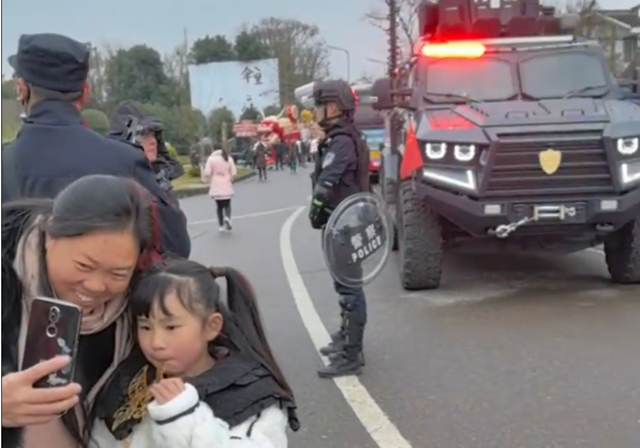 最喜欢泸州警察了,一点边界感都没有……(图1) 微信图片_20240226092056.png