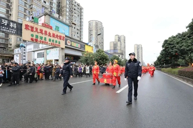 最喜欢泸州警察了,一点边界感都没有……(图19) 微信图片_20240226092214.jpg