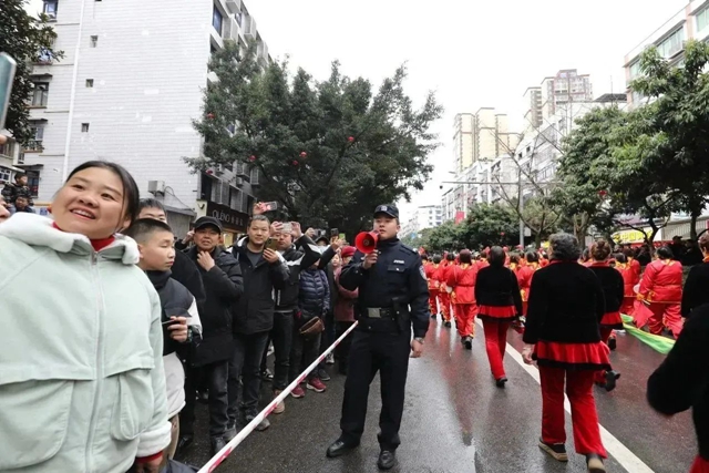 最喜欢泸州警察了,一点边界感都没有……(图20) 微信图片_20240226092218.jpg