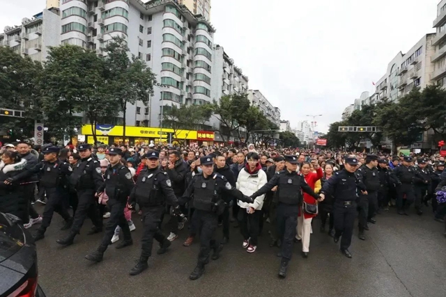 最喜欢泸州警察了,一点边界感都没有……(图21) 微信图片_20240226092222.jpg