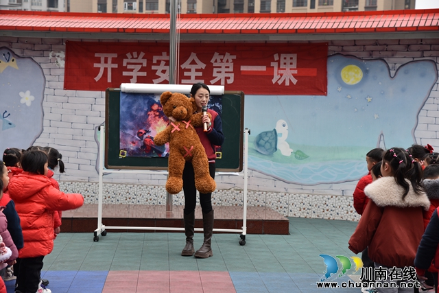 2.讲解防性侵知识.JPG