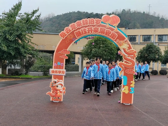开学啦!多图直击泸州各校开启“热辣滚烫”新学期(图7) 7.jpg