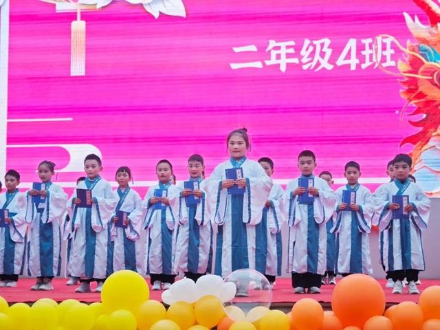 开学啦!多图直击泸州各校开启“热辣滚烫”新学期(图16) 16.jpg