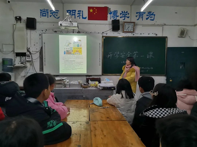 开学啦!多图直击泸州各校开启“热辣滚烫”新学期(图37) 37.jpg