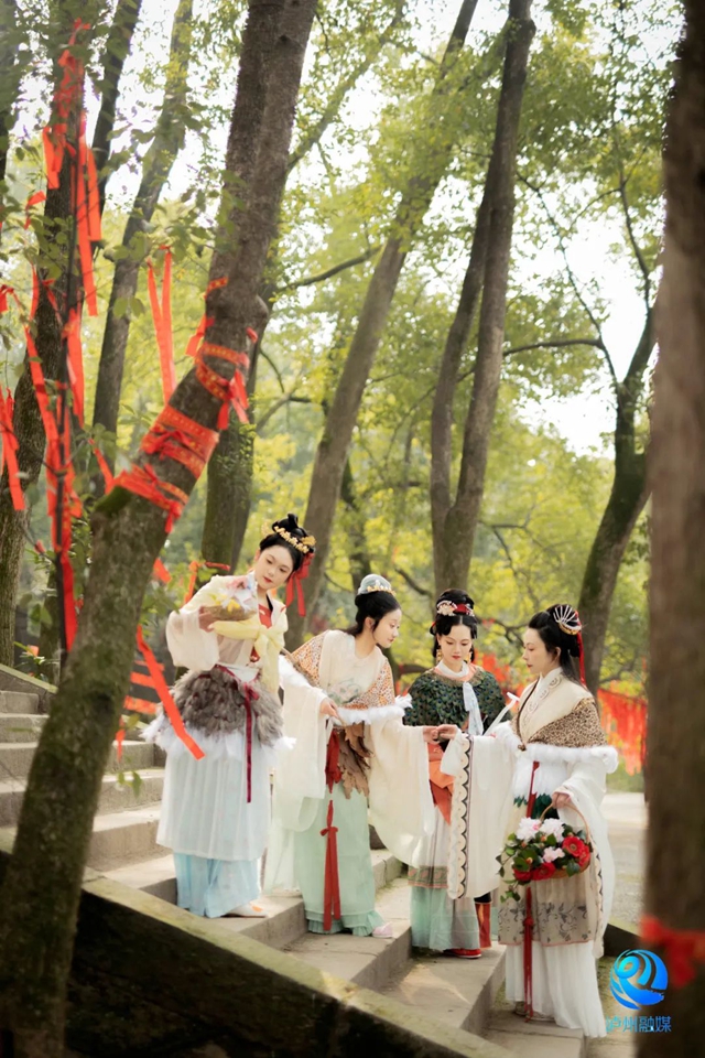 养眼!这群泸州妹儿“复原”文物,重现泸州古代“潮”服饰(图1) 1.jpg