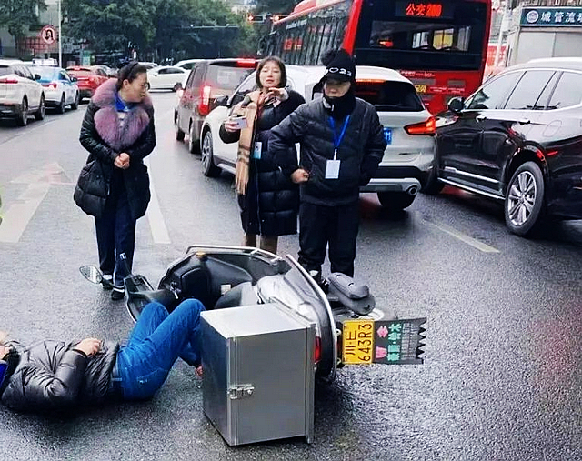 【围观】医院门口撞伤人，后续来了……
