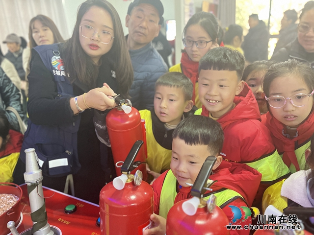 朝阳社区青少年宫消防安全知识培训（龙洪艳摄）.jpg