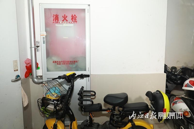 内江市民愤然举报:电梯出口被几十辆“两轮”堵起……(图2) 万达2.jpg