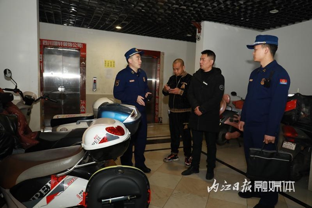 内江市民愤然举报:电梯出口被几十辆“两轮”堵起……(图3) 万达3.jpg