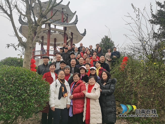 泸县庆“三八”赏菜花健步走活动4（登山顶留影）.jpg