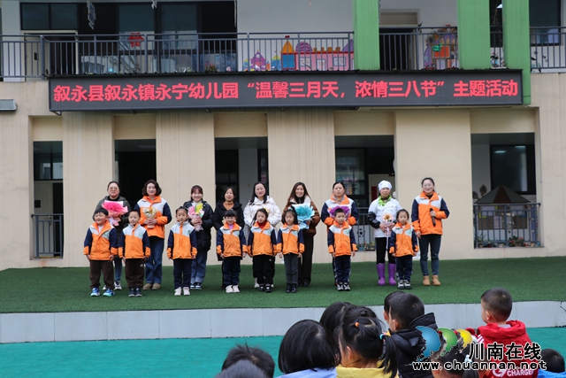 幼儿为女性长辈送礼物.jpg