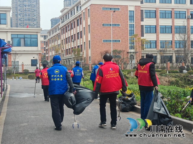 志愿者清理垃圾.jpg