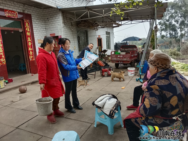 网格员进村入户宣传禁种铲毒.jpg