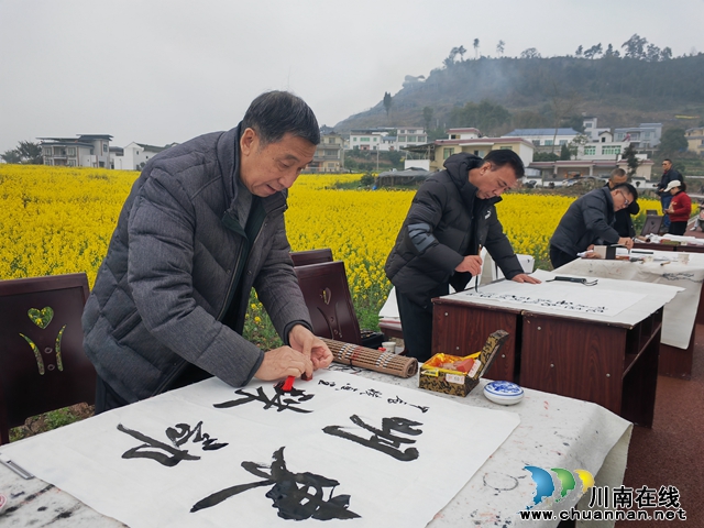 书法家在花海中创作（曾佐然摄）.jpg