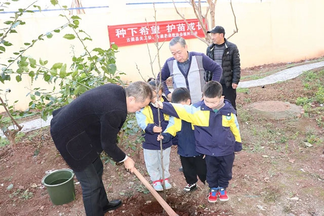 “植”此青绿 看泸州师生变身“绿化大师”(图27) 27.jpg