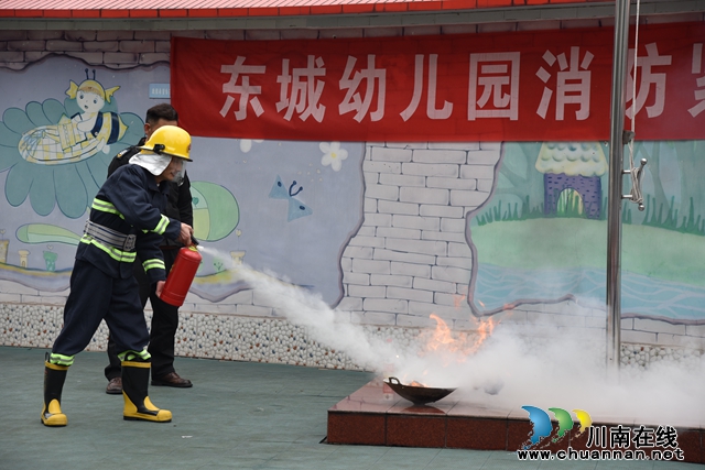 4.消防员演示灭火器使用方法.JPG
