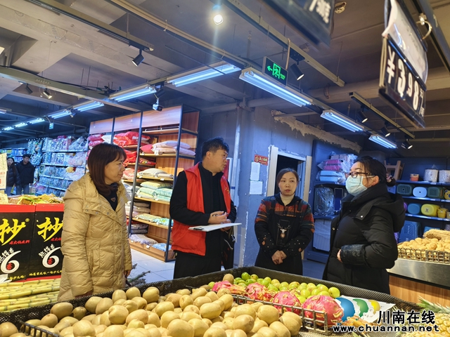 张德银:当好“金管家”,助力农民工就业增收(图3) 张德银(左二)在泸县云锦镇大型商超收集用工信息.jpg