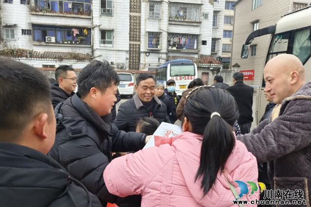 张德银:当好“金管家”,助力农民工就业增收(图4) 张德银(左二)在泸县云锦镇客运站开展用工宣传.png