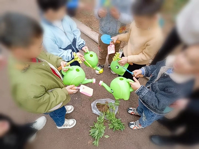 萌宝出动,为绿充“植”!泸州市人医发育行为中心开展植树节活动(图8) 微信图片_20240315144212.jpg