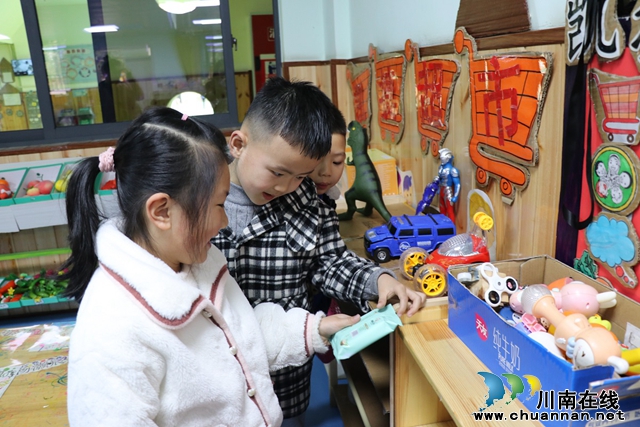 幼儿正在检查食品安全标志（陈聪蓉）.JPG
