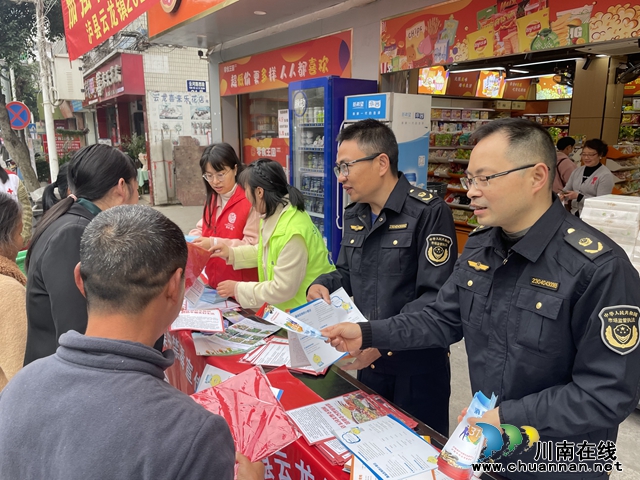 民心守护丨泸县云龙镇组织开展“3.15”消费者权益日暨“学雷锋志愿服务月”主题宣传活动(图2) 63e176a98ad3c0e858155577bfa1e33.jpg