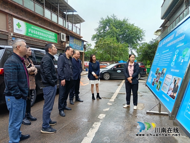 钟丽:搭建就业服务“双向奔赴”平台,守护民心助农增收(图4) 钟丽(右一)向泸州市人力资源和社会保障局调研组介绍四川民鑫劳务专合社工作开展情况.jpg