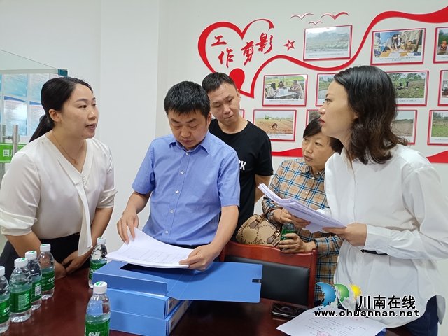钟丽:搭建就业服务“双向奔赴”平台,守护民心助农增收(图7) 钟丽(左一)向古蔺县农民工服务中心领导介绍四川民鑫劳务专合社工作开展情况.jpg