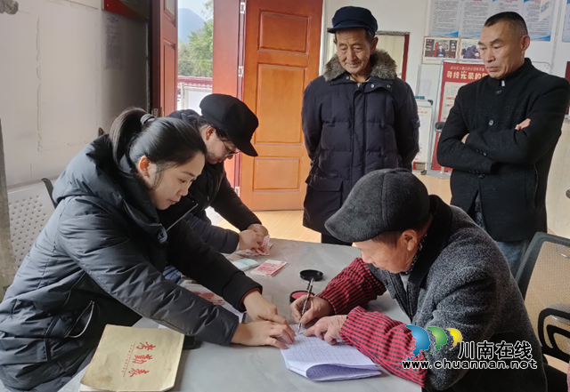 钟丽:搭建就业服务“双向奔赴”平台,守护民心助农增收(图9) 钟丽(左一)在泸县得胜镇上顶山村为部分社员发放工资.png