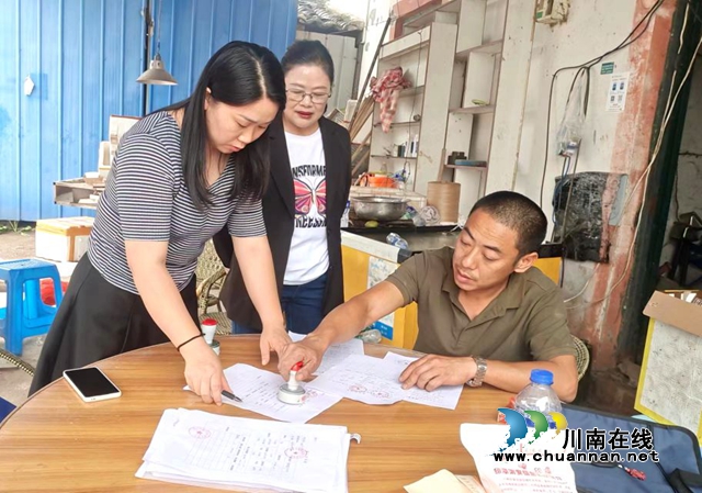 钟丽:搭建就业服务“双向奔赴”平台,守护民心助农增收(图8) 钟丽(左一)与泸县名悦龙虾基地签订劳务服务合同.jpg