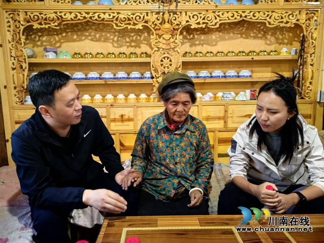 乡城县委常委、副县长，泸县人民政府副县长，泸州市第七批结对帮扶乡城县工作队领队郭建慰问结对户.jpg