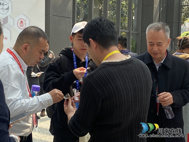 稀奇!酒博会来了酱油鸡尾酒、酱油面包、酱油冰淇淋!(图2) 微信图片_20240321180355.jpg