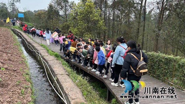 泸县百和镇这所学校把课堂搬进了大自然!(图5) 142f9277170bd7e21ccfe8ba11ce087.jpg