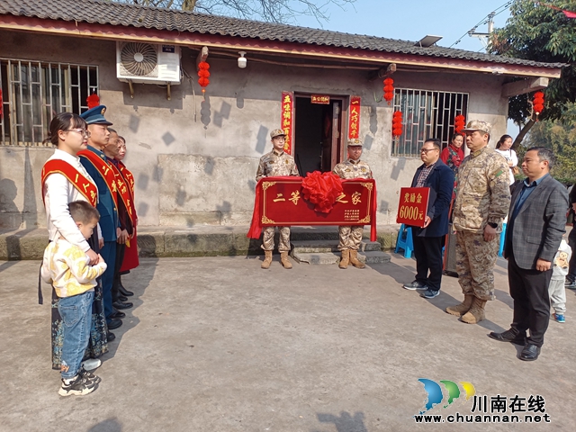 喜报、奖牌、资金送到家（代茂晨摄）.jpg